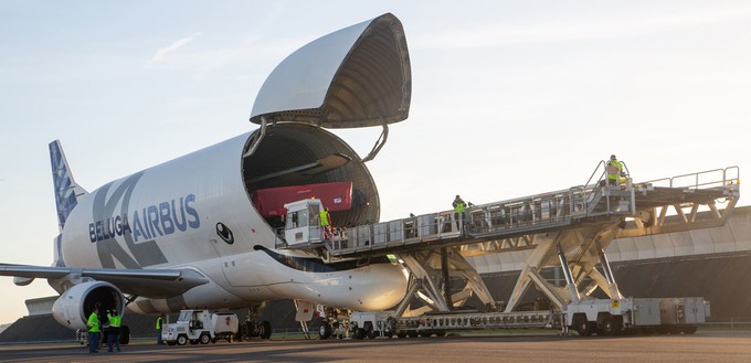 Der Beluga XL ist 63,1 Meter lang, hat 50,5 Tonnen Nutzlast und kann im Gegensatz zum Beluga ST nicht nur einen A350-Flügel einladen, sondern gleich zwei.