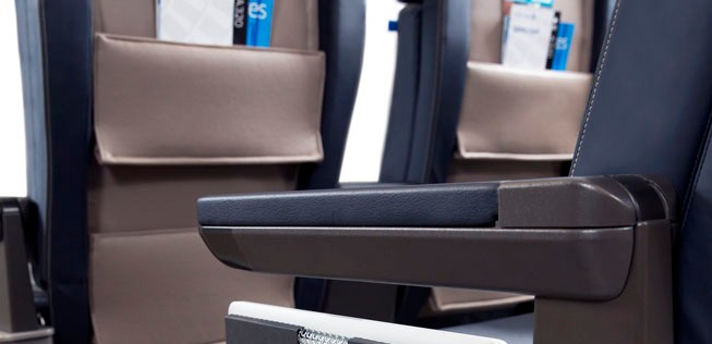 Der Sitz soll Passagieren auch mehr Stauraum bieten - dank zwei Taschen an der Rückenlehne und einer seitlichen für Laptop und Tablet.