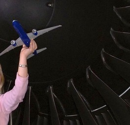 Kind mit Boeing-Modell: Kann es sich 2020 ein neues Spielzeug schenken lassen?