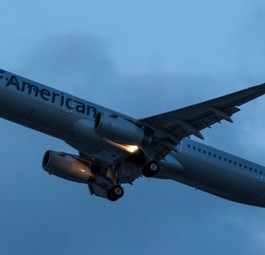 A321 von American Airlines: Ein Airbus dieses Typs rasierte einen Scheinwerfer ab.