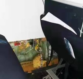 Ort des Geschehens: Eine Reihe in der Economy Class.
