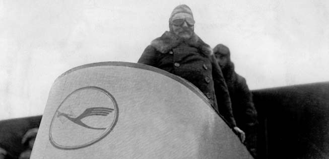 Der damalige Postminister im Bugraum einer Friedrichshafen FF 45 der deutschen Luft-Reederei: Der Kranich war schon 1919 mit dabei.