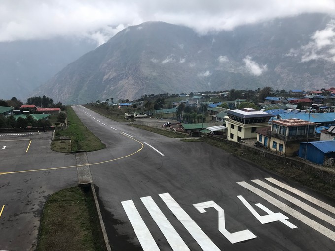 Die 527 Meter lange Piste ist abschüssig. Auf der rechten Seite von Startbahn 24 liegt der Heliport.