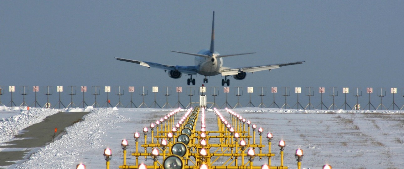 Schnee am Flughafen Wien: Aktuell Mal liegt viel mehr davon als auf diesem Bild.