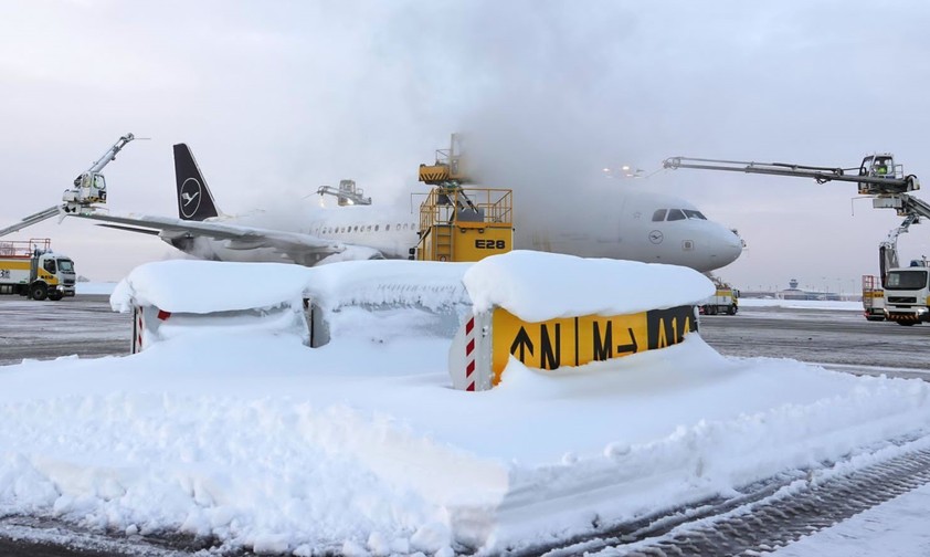 Lufthansa-Jet bei der Enteisung am Flughafen München: Für die Nacht ist Eisregen vorhergesagt.