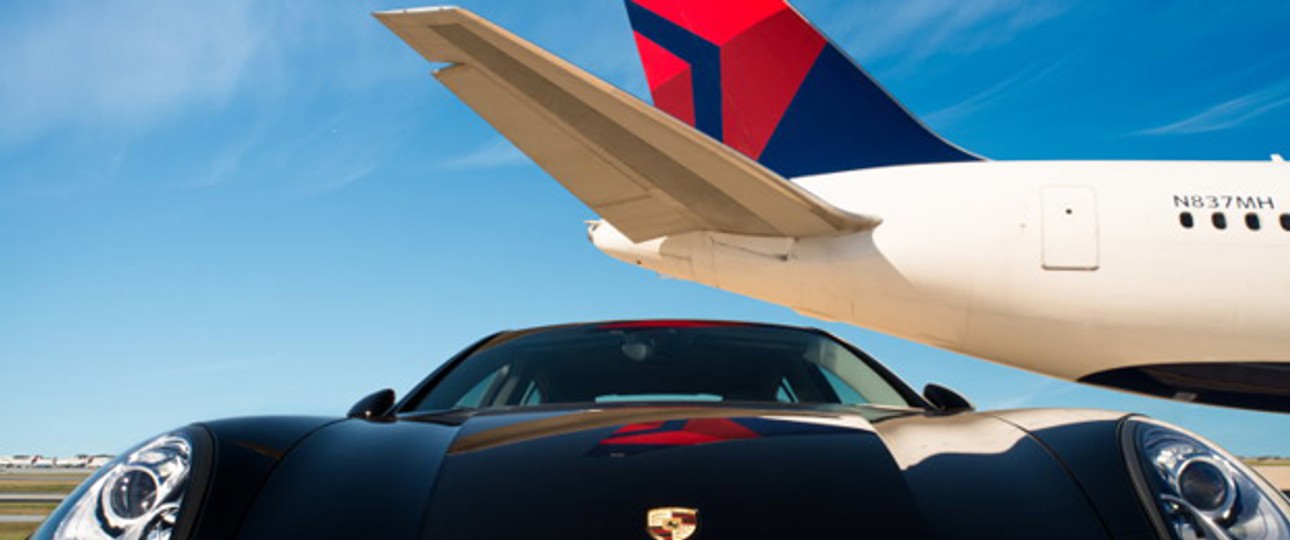 Mit dem Porsche auf dem Rollfeld: Bei einigen Delta-Kunden geht der Umstieg künftig besonders schnell.