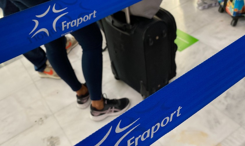 Passagiere hinter Absperrungen von Fraport: Derzeit ist Geduld gefragt.