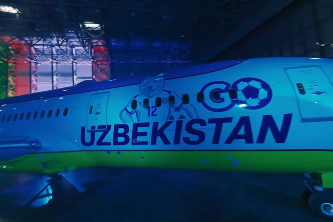 Uzbekistan Airways zeigt einen weißen Wolf im Trikot, das Maskottchen der Nationalmannschaft.