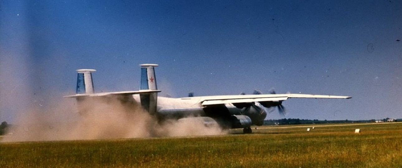 Eine Antonov An-22 landet in einem Feld: Ein Wunderwerk.