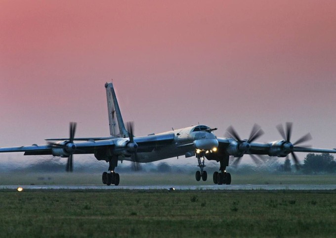 Tupolev Tu-95: Erstflug am 12. November 1952.