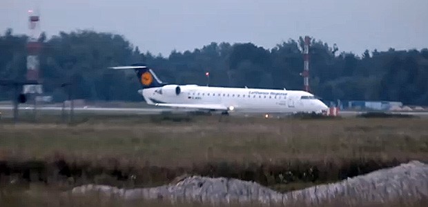 Bombardier-Maschine der Lufthansa Cityline: Musste auf der unfertigen Poste abheben.