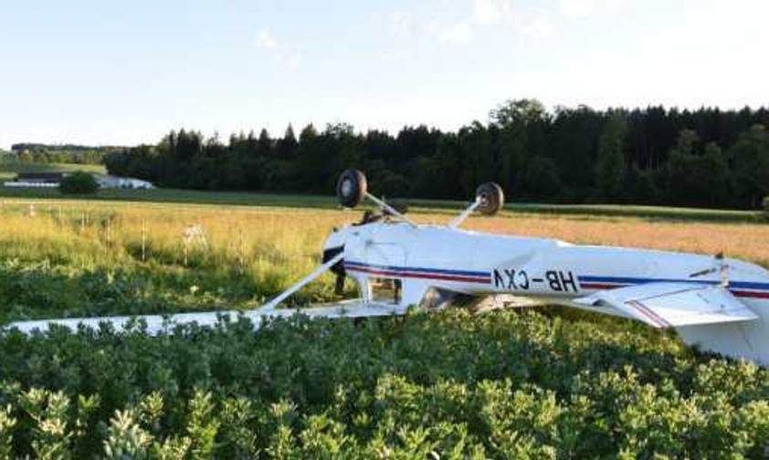Die Cessna F152 mit der Kennung HB-CXV: Die Maschine stürzte nach dem Start ins angrenzende Feld.