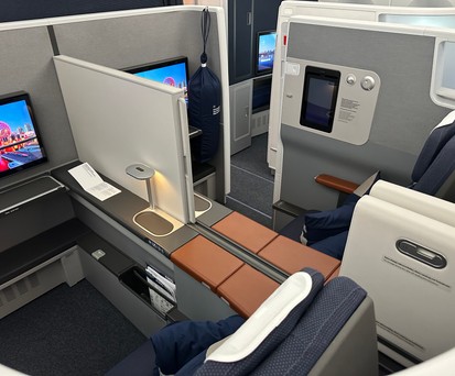 Acht Suites gibt es in der Business Class. Sie unterscheiden sich durch längere Betten, größere Bildschirme - und sie sind mit Türen verschließbar.