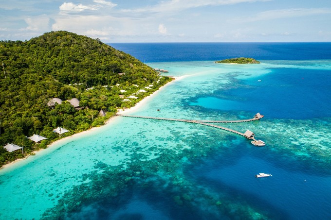 Bawah Reserve Blick auf das Jetty und Riff