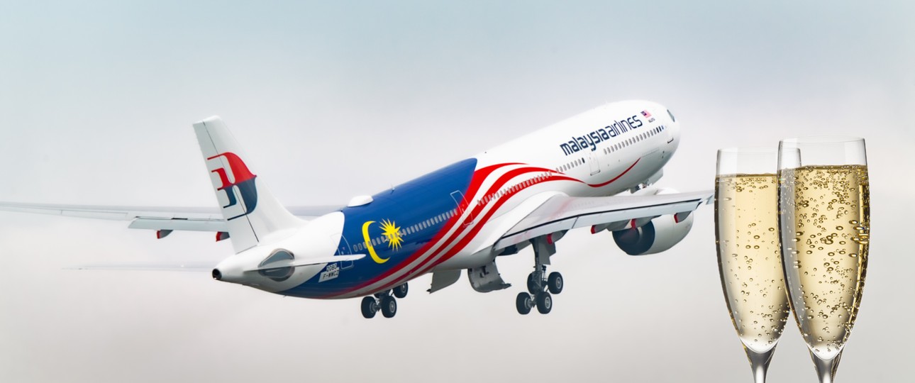 Flugzeug von Malaysia Airlines und Schaumwein: Manchem gefällt die Kombination nicht.