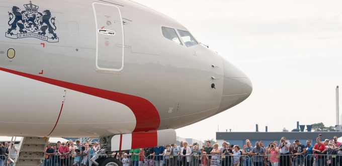 Der neue Flieger der niederländischen Regierung und Königsfamilie: Beliebtes Fotoobjekt bei einem speziellen Besuchertag von Fokker Techniek, die den Innenausbau übernahm.