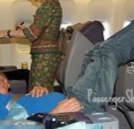 «Passenger Shaming» nimmt sich auf Social Media Plattformen den Fluggästen an, in deren Nähe man wirklich nicht sitzen möchte. Der Typ Beine hoch ist einer der harmloseren.