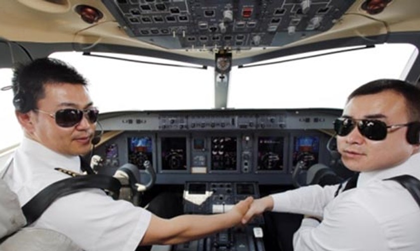 Am 2. April war es soweit. Die Piloten starteten die Motoren der ARJ21 Nummer 5 (Seriennummer 105). Die chinesische Passagiermaschine hob dabei zum ersten Mal mit Passagieren ab.