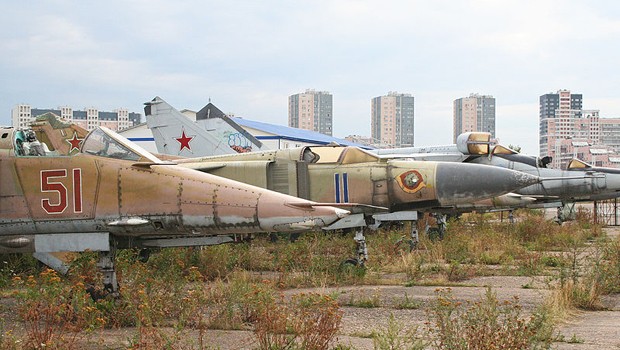 Auf Platz 6 liegt der Khodynka Aerodrome - ursprünglich ein Flughafen ist mittlerweile ein Friedhof für alte Jets von Sukhoi. Zu sehen sind hauptsächlich Kampfjets aus Sowjetzeiten.