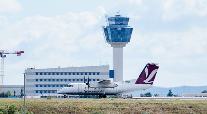Die Dash 8-100 auf dem Zwischenstopp in Athen: Eine lange Reise quer durch die Welt.