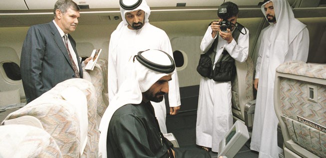 Dubais Scheich Mohammed bin Rashid Al Maktoum (sitzend, vorne) hatte 1984 den ehemaligen British-Airways-Manager Maurice Flanagan damit beauftragt, die Lancierung einer nationalen Airline zu prüfen.