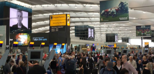Schlangen in Heathrow Terminal 5: British Airways kämpft mit Problemen.