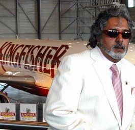 Vijay Mallya vor einem Jet seiner Airline: Eine schwierige Entscheidung steht an.