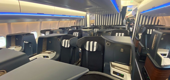 Die neue Business Class von Condor: Ein sehr dunkles Blau wirkt edel. <em>(Klicken Sie ins Bild und schauen Sie sich die Bildergalerie im Großformat an)</em>