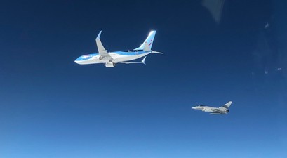 Beeindruckender Anblick - aber für die Passagiere harmlos: Kampfjet neben der Boeing von Tuifly.