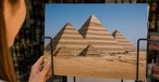 Pyramiden von Gizeh im imaginären Streifenlook auf einer Postkarte: Condor flog nicht im eigenen Design nach Kairo.