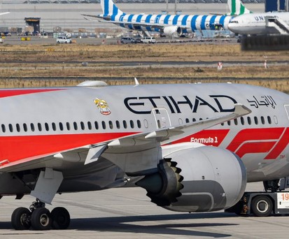 Flugzeug von Etihad in Frankfurt, im Hintergrund unter anderem Condor-Jets: Die Fluglinien aus den Emiraten dominieren das Geschäft.