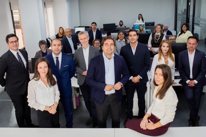 Antonio López-Lázaro Chef von Euroairlines mit seinem Team: Mittlerweile hat der Ticketvermittler über 50 Mitarbeitende. 