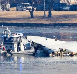 Trümmer im Potomac River: Das Unglück wäre laut NTSB vermeidbar gewesen.