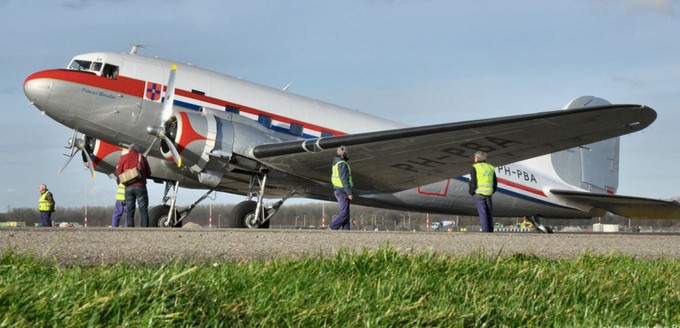 Zuerst war die DC-3 bei der englischen Royal Air Force im Einsatz. 1946 wurde das Flugzeug von der niederländischen Regierung übernommen und wurde zum ersten Staatsflieger des Landes.