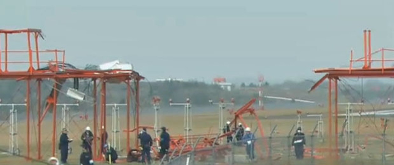 Beschädigte Antenne: Der A320 streifte sie mit seinen Rädern.