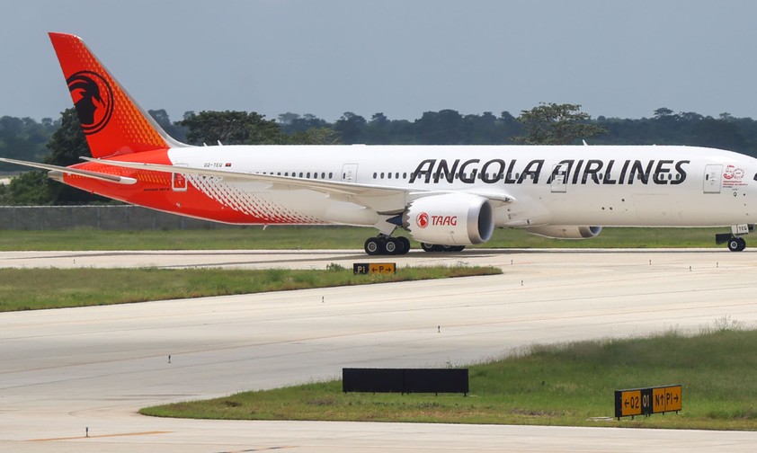 Die erste Boeing 787-9 von TAAG: Bei der Ankunft in Luanda ...
