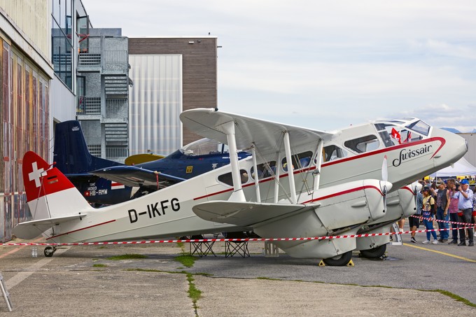 Eine De Havilland DH.89 Dragon Rapide in den Farben von Swissair.