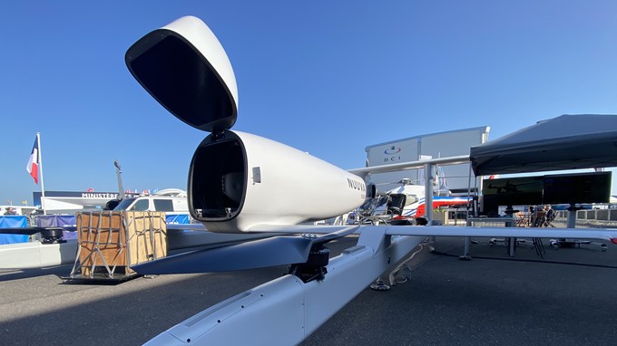 Die Nuuva startet und landet per Elektroantrieb mit acht Propellern, fliegt ... 