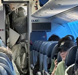 Notrutsche von Boeing 767 öffnet sich im Passagierraum