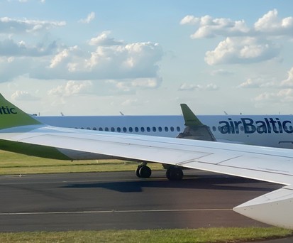 Airbus A220 von Air Baltic in Düsseldorf: Für Eurowings unterwegs.