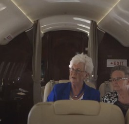 Erst misstrauisch, doch dann kommt die Freude: Die beiden Damen bei ihrem ersten Flug.