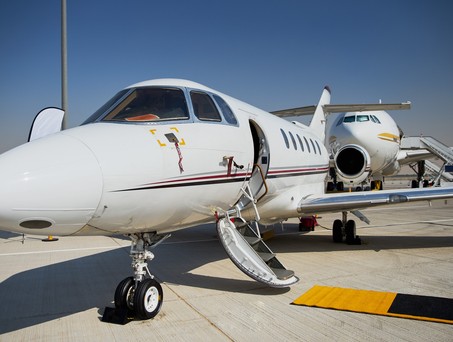 Businessjet an einem Flughafen: Die Preise für Privatjetflüge aus Saudi-Arabien steigen.