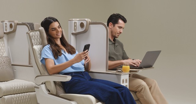 Emirates zeugte ihren neuen Premium-Econmy-Sitz: Der Sitz ist elektrisch und  mit einer Trennwand ausgestattet. 