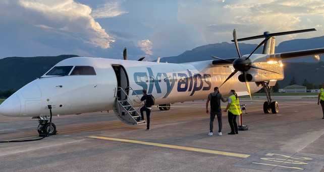 Flugzeug von Sky Alps: Sieben müssen am Boden bleiben.