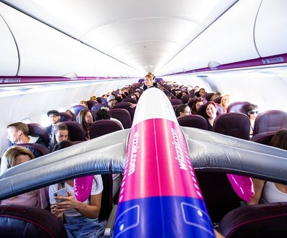 Reisende in einem Flieger von Wizz Air: Wiener Basis schrumpft nicht.