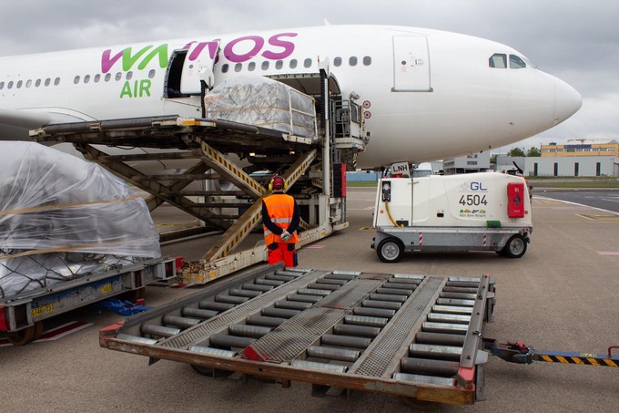 Der Airbus A330 wurde mit Hilfsgütern beladen.