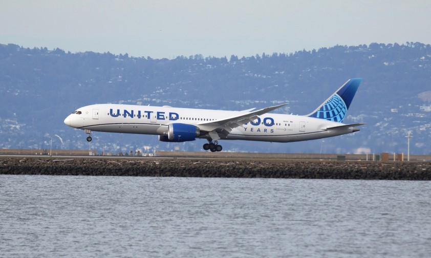 N61101: Die Boeing 787 macht United Airlines Probleme.