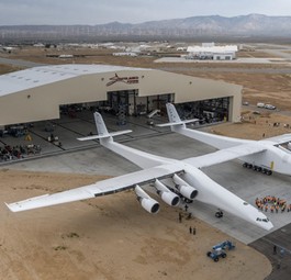 Das Flugzeug von Stratolaunch Systems: Zum ersten Mal an der frischen Luft.