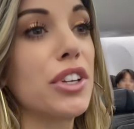 Missionarin Whitney Lynn spricht im Flugzeug von Alaska Airlines: Die Crew fühlte sich nicht  wohl dabei.