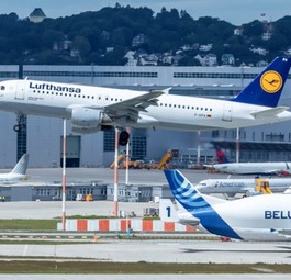 Die D-AIPA überfliegt zum Abschied das Airbus-Werk in Hamburg-Finkenwerder.